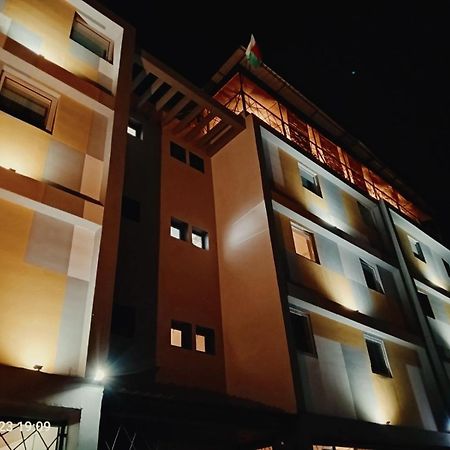 Fly Inn Madagascar Hotel - Navette Gratuite H24 - A 300M De L'Aeroport International Ivato-Antananarivo Ivato  Екстер'єр фото