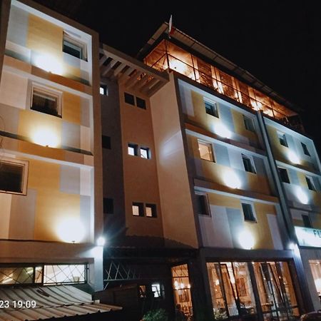 Fly Inn Madagascar Hotel - Navette Gratuite H24 - A 300M De L'Aeroport International Ivato-Antananarivo Ivato  Екстер'єр фото