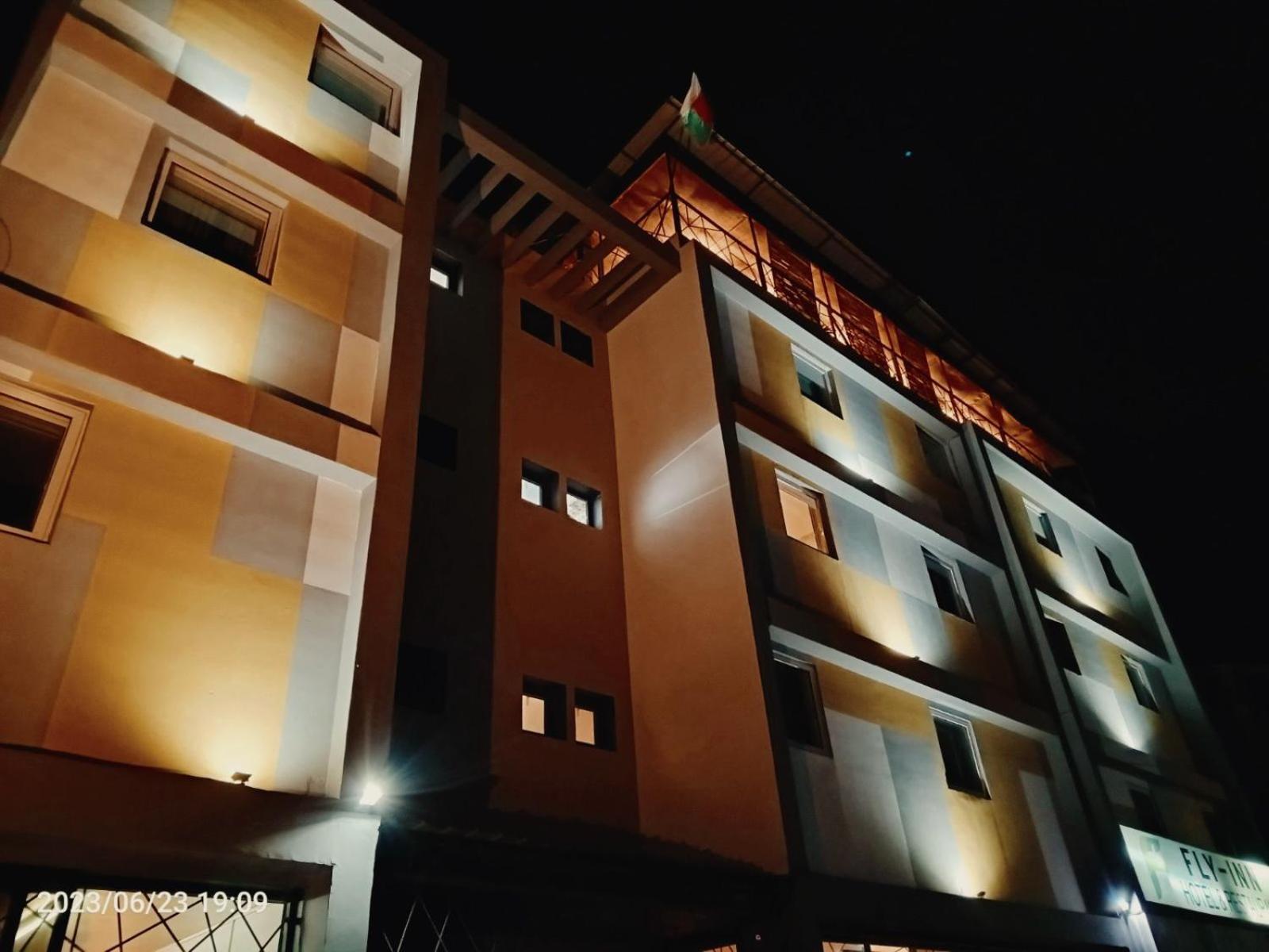 Fly Inn Madagascar Hotel - Navette Gratuite H24 - A 300M De L'Aeroport International Ivato-Antananarivo Ivato  Екстер'єр фото