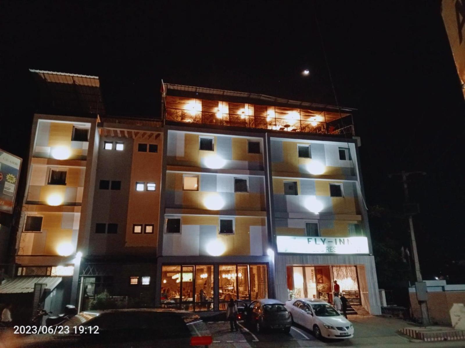 Fly Inn Madagascar Hotel - Navette Gratuite H24 - A 300M De L'Aeroport International Ivato-Antananarivo Ivato  Екстер'єр фото
